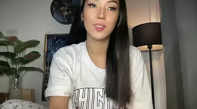 Snapshot of Bella_Gordon chatting on February 16, 10:33 pm Bella Gordon online show from February 16, 10:33 pm