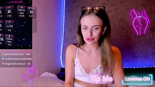 Snapshot of madina_taher chatting on October 4, 7:04 pm madina taher online show from October 4, 7:04 pm