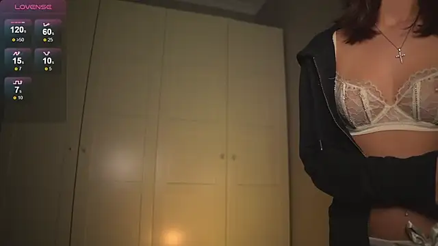 -JuicyMolly- online show from March 2, 6:15 pm