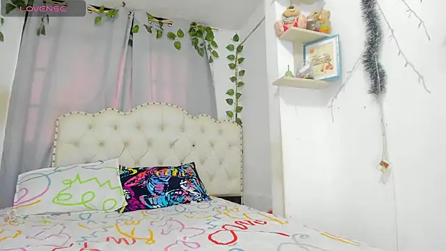 Snapshot of khalyn_jenner chatting on September 23, 9:44 pm khalyn jenner online show from September 23, 9:44 pm