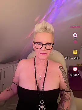 German Milf online show from May 24, 12:16 pm