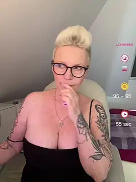 Snapshot of German_Milf chatting on June 8, 9:32 am German Milf online show from June 8, 9:32 am