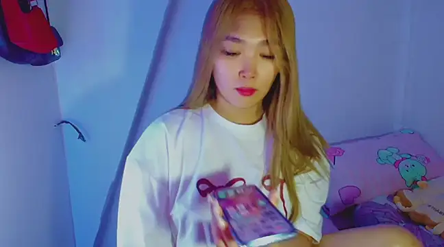 TR4NSCUTI3 online show from December 30, 8:04 pm