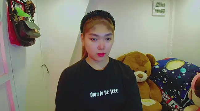 TR4NSCUTI3 online show from February 2, 1:02 am