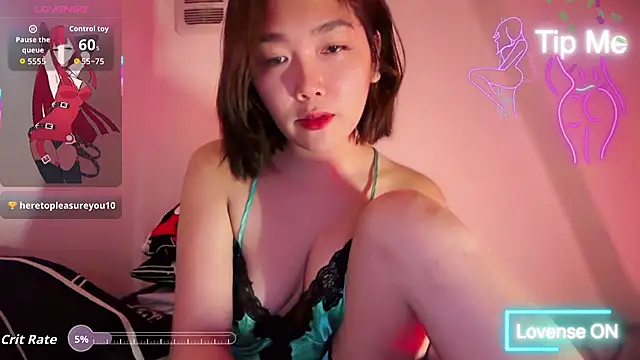 TR4NSCUTI3 online show from May 15, 11:36 pm