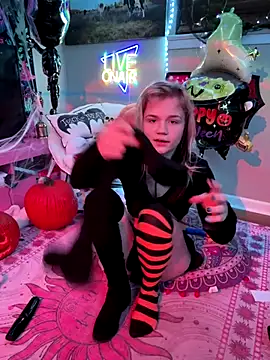 Snapshot of Cutiepiespanks chatting on October 29, 12:09 am Cutiepiespanks online show from October 29, 12:09 am