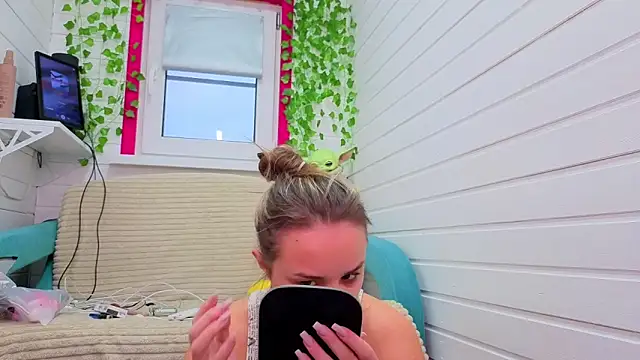 Snapshot of Misss_Vikk chatting on November 20, 6:36 am Misss Vikk online show from November 20, 6:36 am