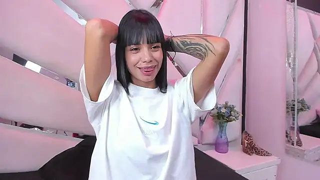 Snapshot of kylie_seex chatting on June 21, 3:23 am kylie seex online show from June 21, 3:23 am