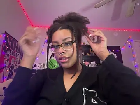 Snapshot of N1NT3NDH03 chatting on December 5, 4:22 am N1NT3NDH03 online show from December 5, 4:22 am