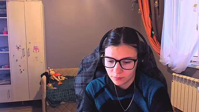 Snapshot of MollyLollipop chatting on December 2, 2:56 am MollyLollipop online show from December 2, 2:56 am