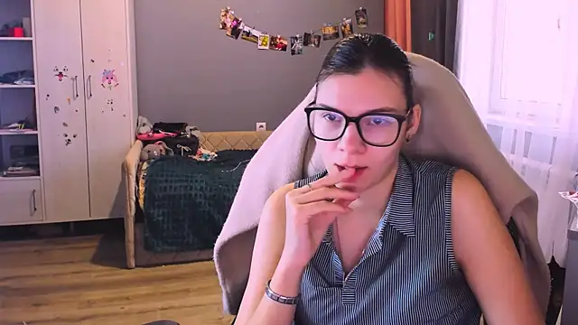 Snapshot of MollyLollipop chatting on December 15, 5:57 am MollyLollipop online show from December 15, 5:57 am