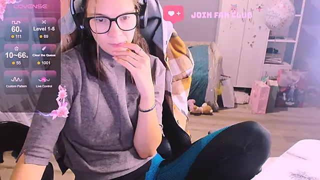 Snapshot of MollyLollipop chatting on November 10, 2:05 am MollyLollipop online show from November 10, 2:05 am