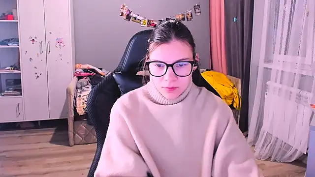 Snapshot of MollyLollipop chatting on December 16, 1:43 am MollyLollipop online show from December 16, 1:43 am