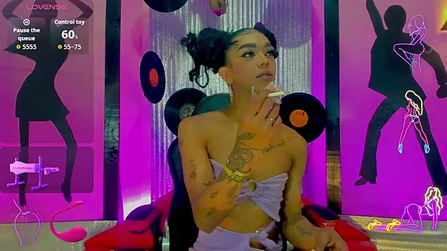 nickyminach  online show from October 27, 7:15 pm