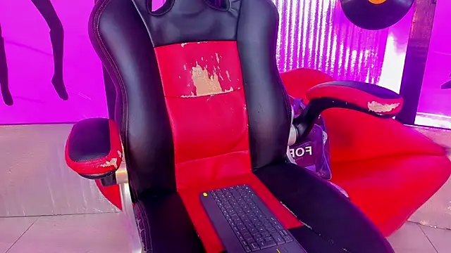 nickyminach  online show from March 31, 7:38 pm