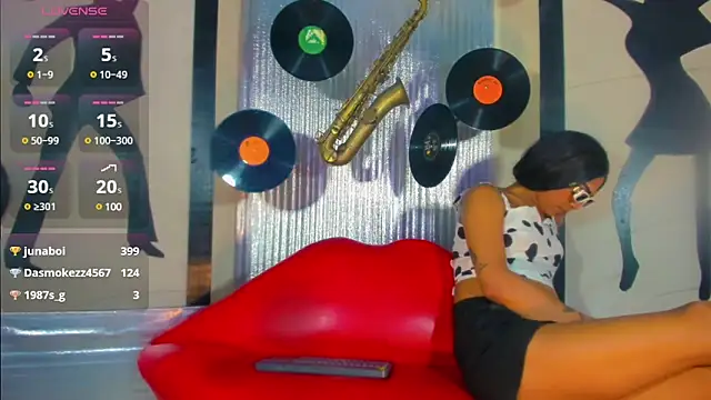 nickyminach  online show from February 26, 1:36 am