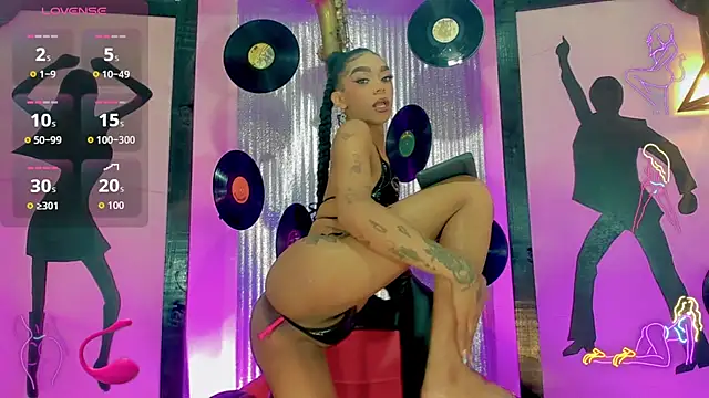 nickyminach  online show from October 29, 7:13 pm