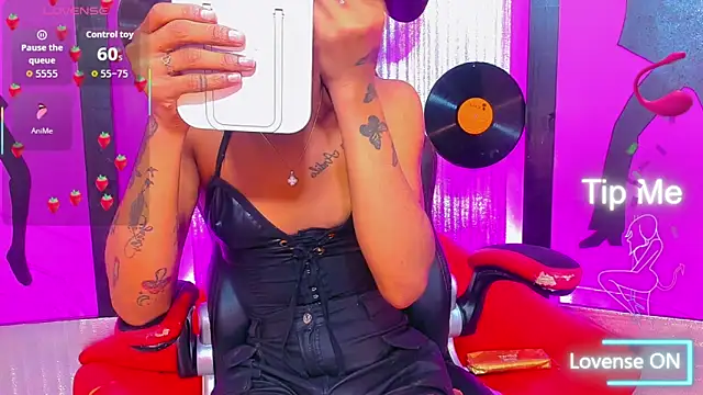 nickyminach  online show from March 15, 9:44 pm