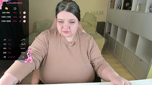 Snapshot of PlumPie chatting on December 14, 12:06 am PlumPie online show from December 14, 12:06 am