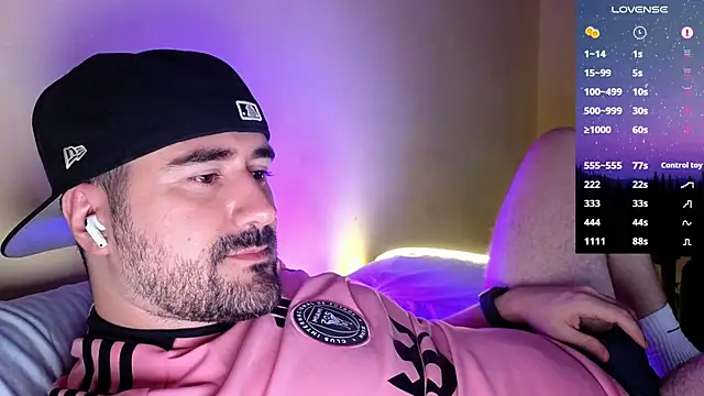 Snapshot of DominantTheo chatting on November 15, 4:05 am DominantTheo online show from November 15, 4:05 am