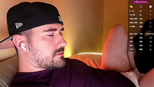 Snapshot of DominantTheo chatting on November 17, 3:21 am DominantTheo online show from November 17, 3:21 am