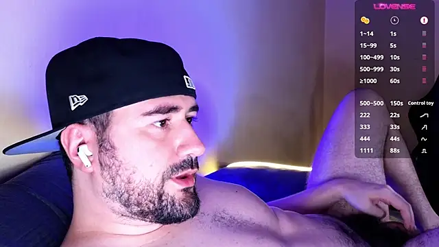 Snapshot of DominantTheo chatting on March 5, 5:40 am DominantTheo online show from March 5, 5:40 am