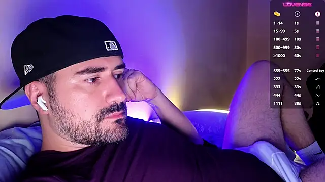 Snapshot of DominantTheo chatting on November 16, 4:06 am DominantTheo online show from November 16, 4:06 am