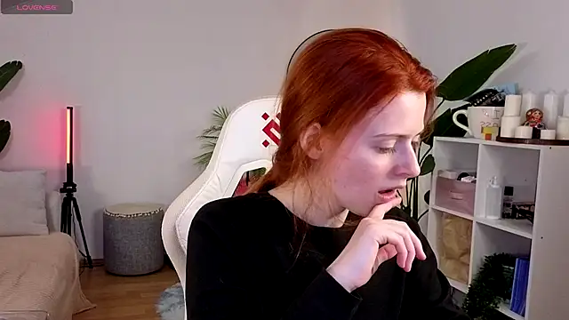 Snapshot of doll_lesli chatting on November 6, 8:29 am doll lesli online show from November 6, 8:29 am