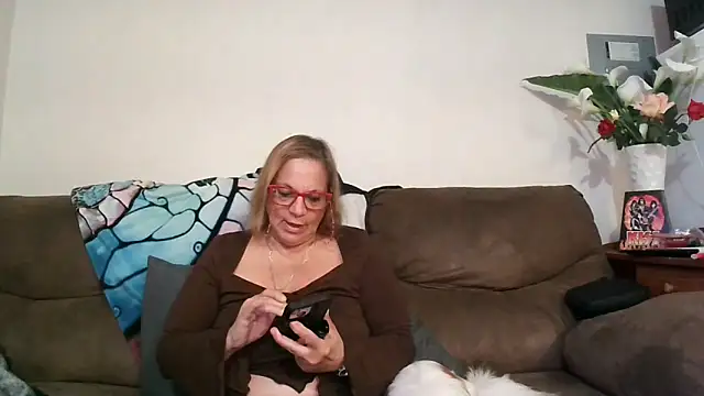 Victoria121565 online show from April 2, 2:30 am