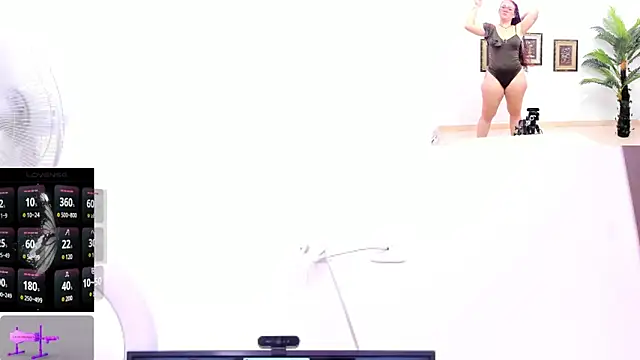 Paulina Davis  online show from March 10, 11:27 pm
