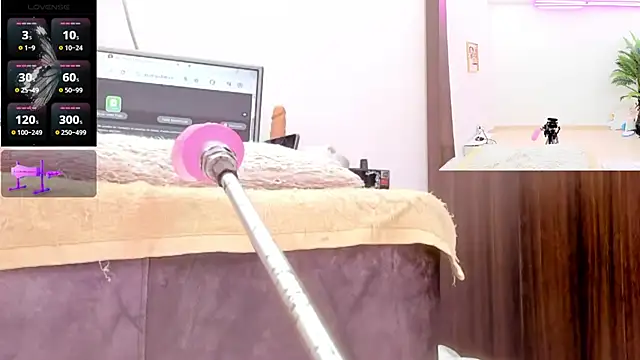 Paulina Davis  online show from April 12, 9:51 pm