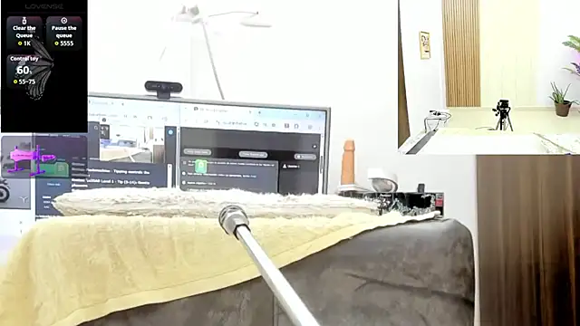 Paulina Davis  online show from May 8, 11:30 pm