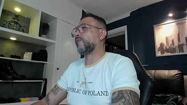 Snapshot of MrFrank_tattoo chatting on June 16, 12:54 am MrFrank tattoo online show from June 16, 12:54 am