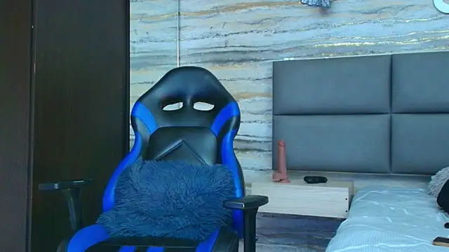 Snapshot of oliver__brown chatting on December 21, 12:13 am oliver brown online show from December 21, 12:13 am