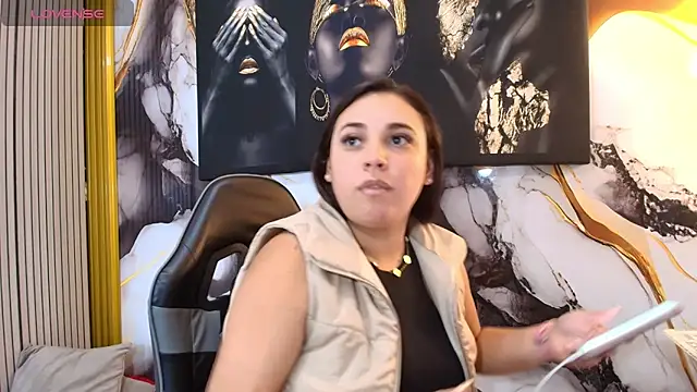 LizzRouse online show from April 11, 4:43 pm