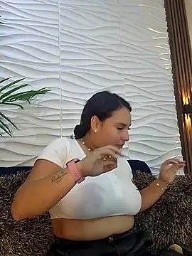 Snapshot of LizzRouse chatting on October 3, 10:00 pm LizzRouse online show from October 3, 10:00 pm
