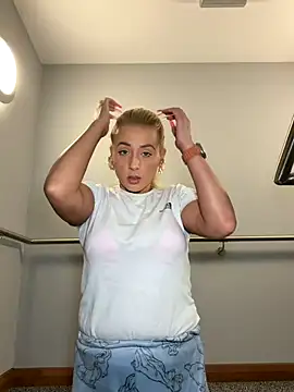 Strongqueen online show from October 9, 9:15 pm