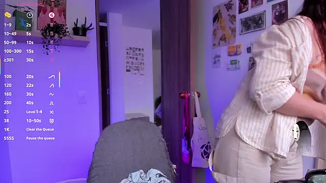 Snapshot of linda_giggle chatting on June 19, 10:25 pm linda giggle online show from June 19, 10:25 pm