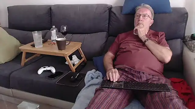Snapshot of Nudelschwanz chatting on April 25, 3:31 pm Nudelschwanz online show from April 25, 3:31 pm