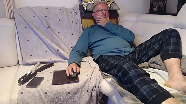 Snapshot of Nudelschwanz chatting on May 13, 5:31 pm Nudelschwanz online show from May 13, 5:31 pm