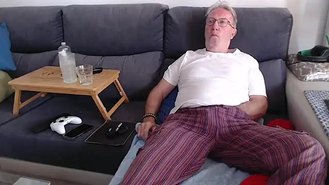 Snapshot of Nudelschwanz chatting on May 1, 1:38 pm Nudelschwanz online show from May 1, 1:38 pm