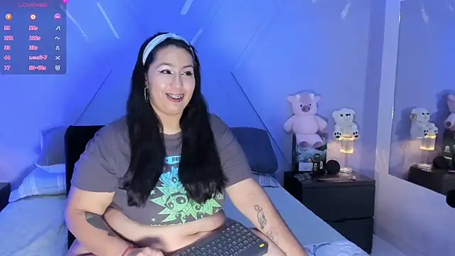 Snapshot of emmajohnss chatting on June 24, 4:00 am emmajohnss online show from June 24, 4:00 am
