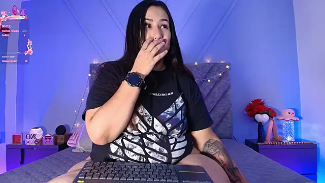 Snapshot of emmajohnss chatting on March 1, 2:26 am emmajohnss online show from March 1, 2:26 am