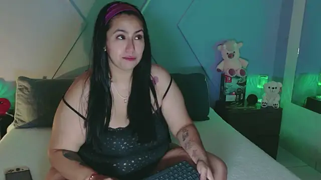 Snapshot of emmajohnss chatting on June 11, 3:58 am emmajohnss online show from June 11, 3:58 am