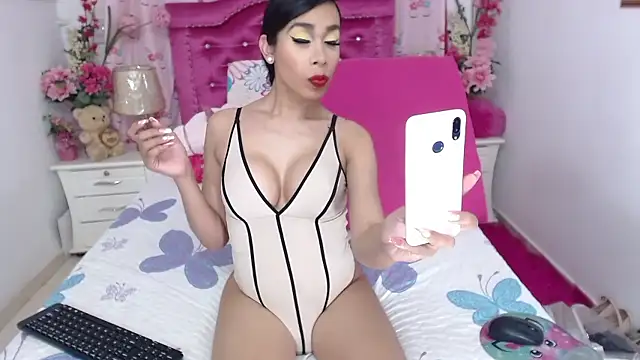 Divaxhermosa online show from January 8, 11:00 pm