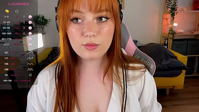 Snapshot of Sofy_Benson chatting on June 7, 1:49 pm Sofy Benson online show from June 7, 1:49 pm