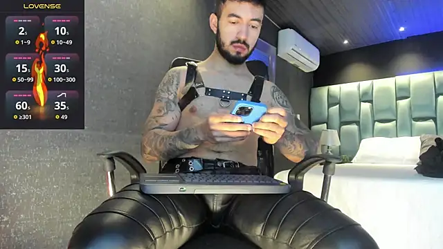 Snapshot of MarkWalker__ chatting on June 16, 10:04 am MarkWalker online show from June 16, 10:04 am