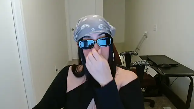 Snapshot of Sassy_Latina chatting on October 16, 3:37 am Sassy Latina online show from October 16, 3:37 am
