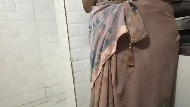 Snapshot of Riyasingh9 chatting on October 17, 3:21 am Riyasingh9 online show from October 17, 3:21 am