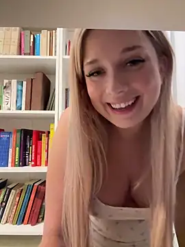Snapshot of CherryAuroraa chatting on September 19, 10:52 am CherryAuroraa online show from September 19, 10:52 am
